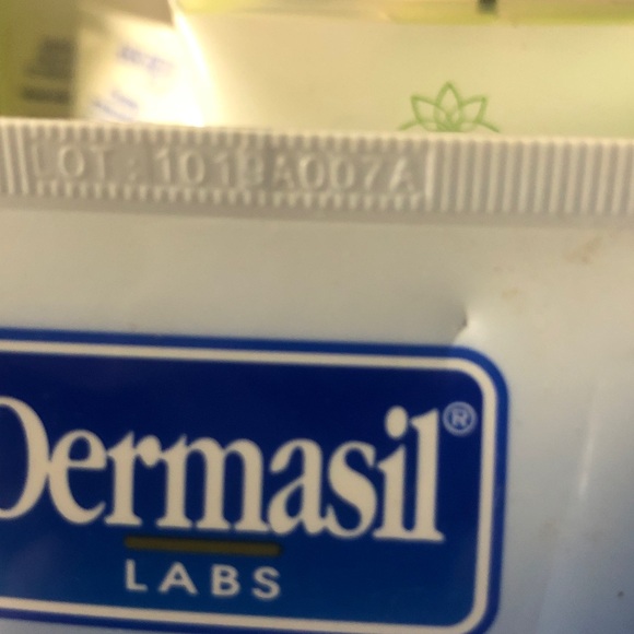 Blue Facial Scrub with Vitamin E - Picture 7 of 7